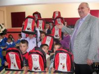 Eskişehir İl Milli Eğitim Müdürlüğü, öğrencilere çanta ve yaka dağıttı.