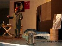 Oyuncu Ahmet Yenilmez, Mehmet Akif anlatan oyunu sanatseverlerle buluşturdu.