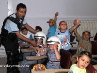 Kimsesiz çocuklar, polislerle piknik yaptı.