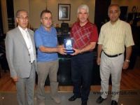 Gürleyik dernek yöneticileri, Burhan Sakallı' yı makamında ziyaret etti.