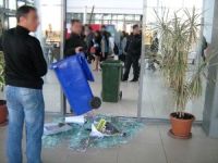 TKP üyeleri, Anadolu Üniversitesi Yabancı Diller Yüksekokulu kantinini işgal etti.