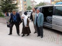 Görme duyularını kaybeden hastalar, muayene için hastaneye getirildi.