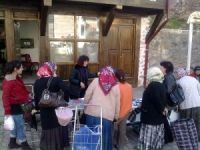 Ev hanımları kursta hazırladıkları takıları satışa sundu