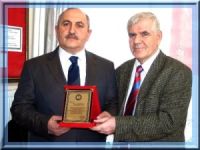 Emekli öğretmenlerden, eğitime katkı sağlayan muhtara plaket verdi.