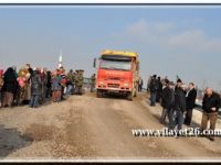 Tren yolu köyü ikiye böldü, vatandaş eylem yaptı