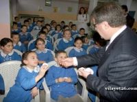Afyonkarahisar’da çocuklara el yıkamanın ve kurulamanın önemi anlatılıyor.
