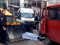 Freni boşalan minibüs ile iş makinesi Çarptı.