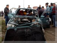 TIR'ın önüne çıkan taksiye çarptı