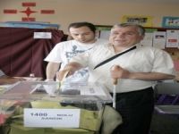 Görme engeline takılmadan sandığa koştu