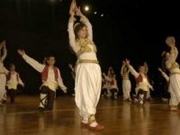 Halk Dansları Şenliği, izleyenleri otantik bir yolculuğa çıkardı.