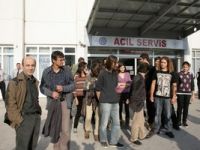 Öğrenciler, hastane önünde basın açıklaması yaptı.
