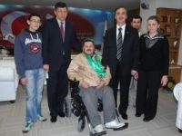 Şişe kapakları engelli için sandalye oldu