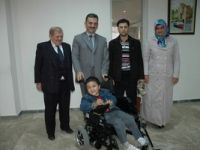 Okula akülü sandalye ile gidecek