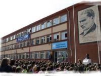 Öğretmene derste keserle saldırdı