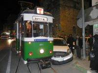 Otomobil tramvaya çarptı.