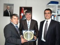 Türkiye Güreş Federasyonu Başkanı Çeker’den, Türel’e teşekkür plaketi