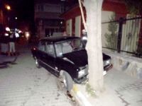 Ağaca çarpan otomobil alev aldı