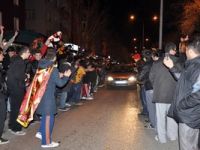 Galatasaray’ın galibiyeti, taraftarı sokağa döktü.
