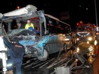Halk otobüsü metrobüse çarptı: 1'i ağır 6 yaralı