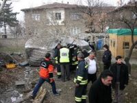 Buzlu yolda kayan araç, bahçe duvarından içeri girdi: 3 yaralı