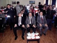 Trafik kurallarını öğrenen öğrenciler sertifikaların valinin elinden aldı