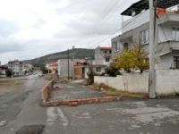 Yolu trafiğe kapattı, şimdi de çim ekmeye hazırlanıyor