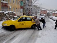 Yozgat’ta etkili olan kar yağışı sürücülere zor anlar yaşattı