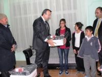Vali Özkan’dan depremzede öğrencilere dizüstü bilgisayar