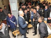 Depremzede öğrenciler yeni okullarına yerleştiriliyor.