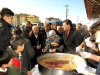 Şereflikoçhisar Belediye Başkanı Altuğ, vatandaşlara aşure dağıttı