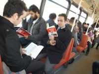 Kitap okunmamasını eleştirip, tramvayda eylem yaptılar
