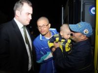 Fenerbahçe Bursa'da çiçek ve meşalelerle kaşılandı.