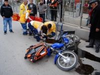 Kırmızı ışıkta geçen motosiklet sürücüsü ağır yaralandı.