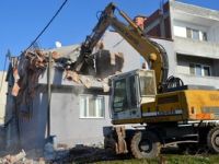 Bursa'da 3 kaçak yapı yıkıldı