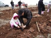 Eskişehir’de öğrenciler 300 fidan dikti.