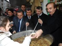 Yıldırım Belediye Başkanı Keskin aşure dağıttı