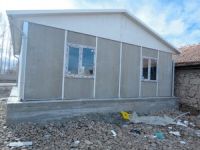 Afyon SYDV, evi yanan aileye prefabrik ev yaptı