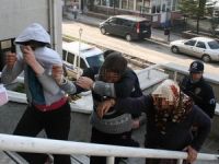 Saç tokasıyla kapı kilitlerini açtığı iddia edilen 3 kadın yakalandı