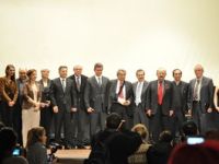 Çağdaş Gazeteciler tarafından 2011 yılının en başarılı kişileri ödüllerini aldı.