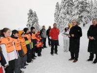 Gençler Uludağ'da kayak öğreniyor