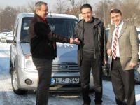 Hayırsever işadamı eğitime araç hibe etti