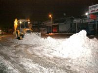 Belediye ekipleri gece eksi 18 derecede yolları temizledi