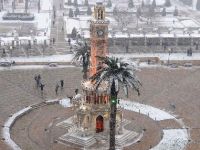 İzmir’e 21 yıl aradan sonra etkili kar yağdı