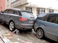 Buzlu yolda mahsur kalan otomobillere itfaiyeden 'sulu' kurtarma