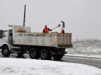 İzmir Büyükşehir, buzlanmayı önlemek için yollara 450 ton tuz döktü