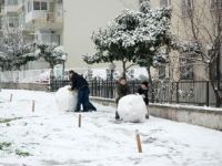 İzmir'de çocuklar en büyük kardan adamı yapmak için yarıştı