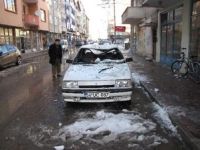 Çatıdan düşen buz kütlesi, otomobilin tavanını çökertti