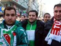 Cezası kalkan Bursaspor taraftarlarından gövde gösterisi