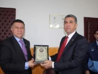 Borcu olmayan belediye başkanına plaket