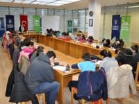Gönüllü öğretmenler çocuklara İngilizce öğretiyor